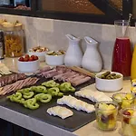 Le 12 Hotel