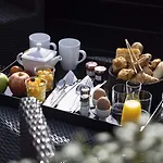 Le 12 Hotel