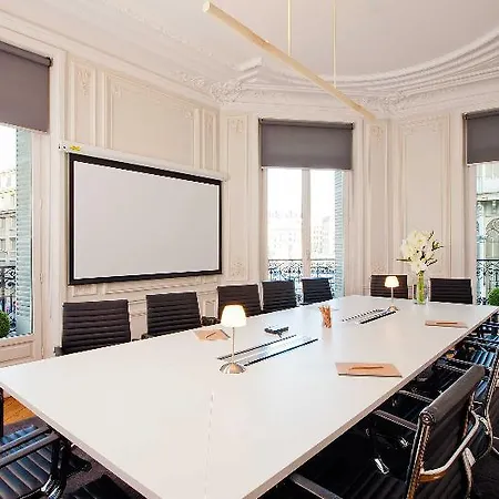 Le 12 Hotel