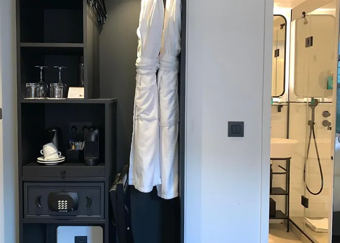 Le 12 Hotel